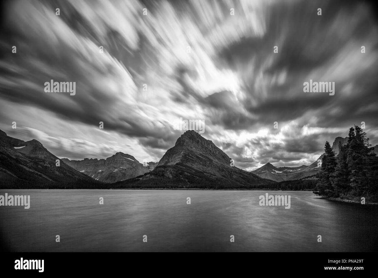 Molti ghiacciai Lago lunga esposizione le nuvole in bianco e nero Foto Stock