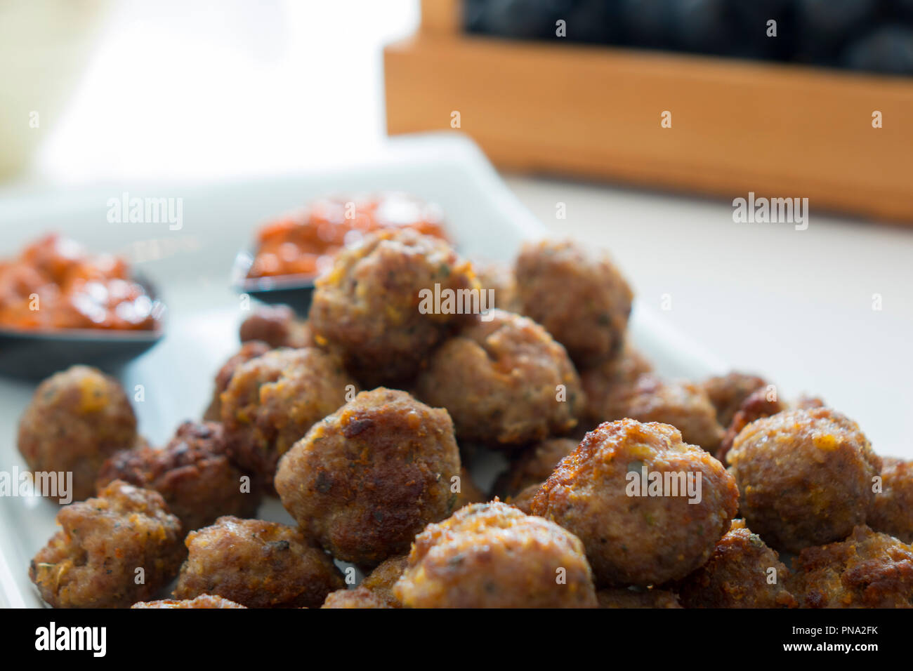 Cocktail polpette di carne di manzo in dolce e salsa di pomodoro. Disponibile anche in orizzontale. Foto Stock