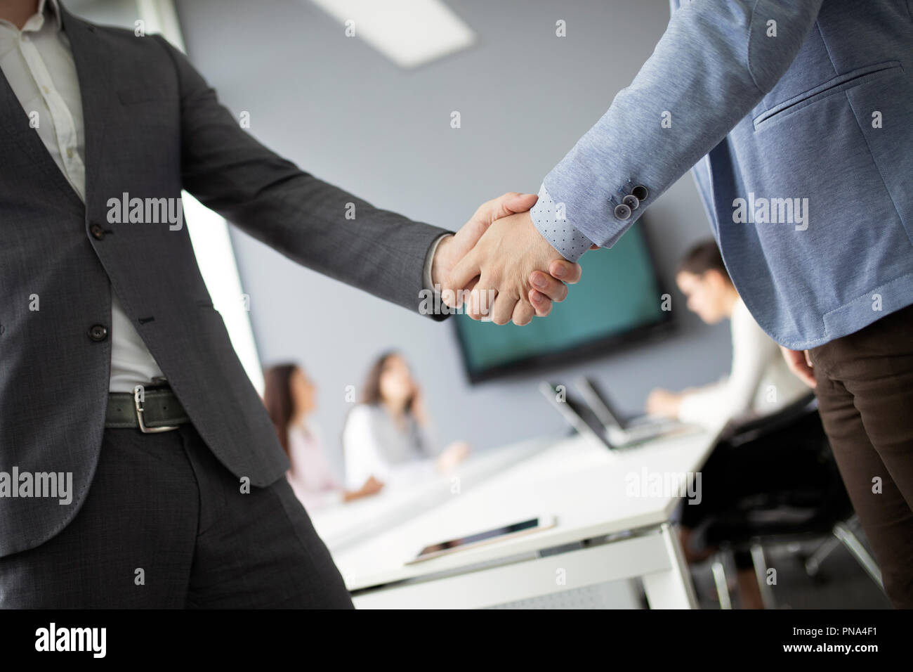 La gente di affari stringono le mani, terminando la riunione Foto Stock