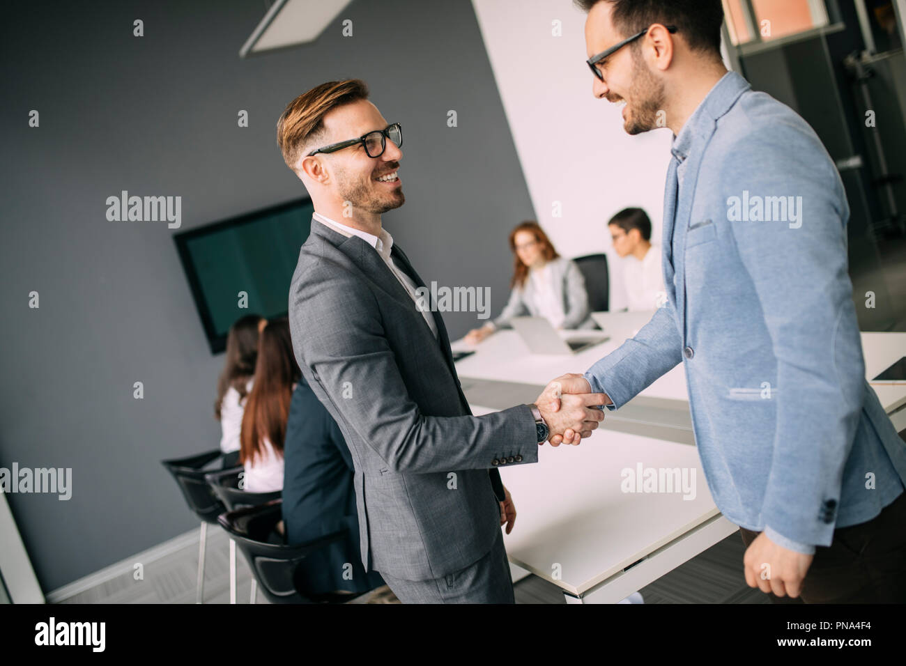 La gente di affari stringono le mani, terminando la riunione Foto Stock