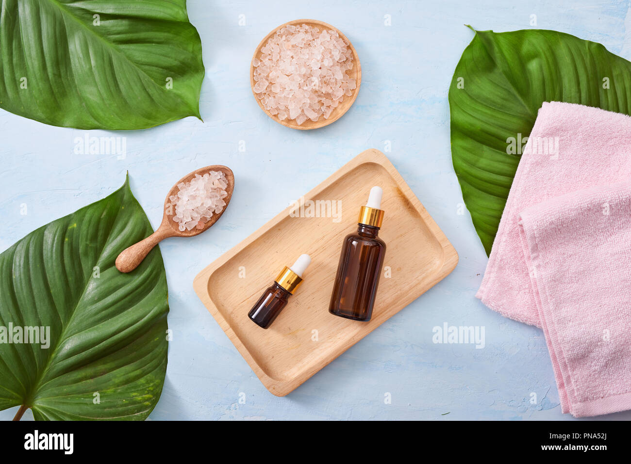 Cosmetic con foglia verde su sfondo blu Foto Stock