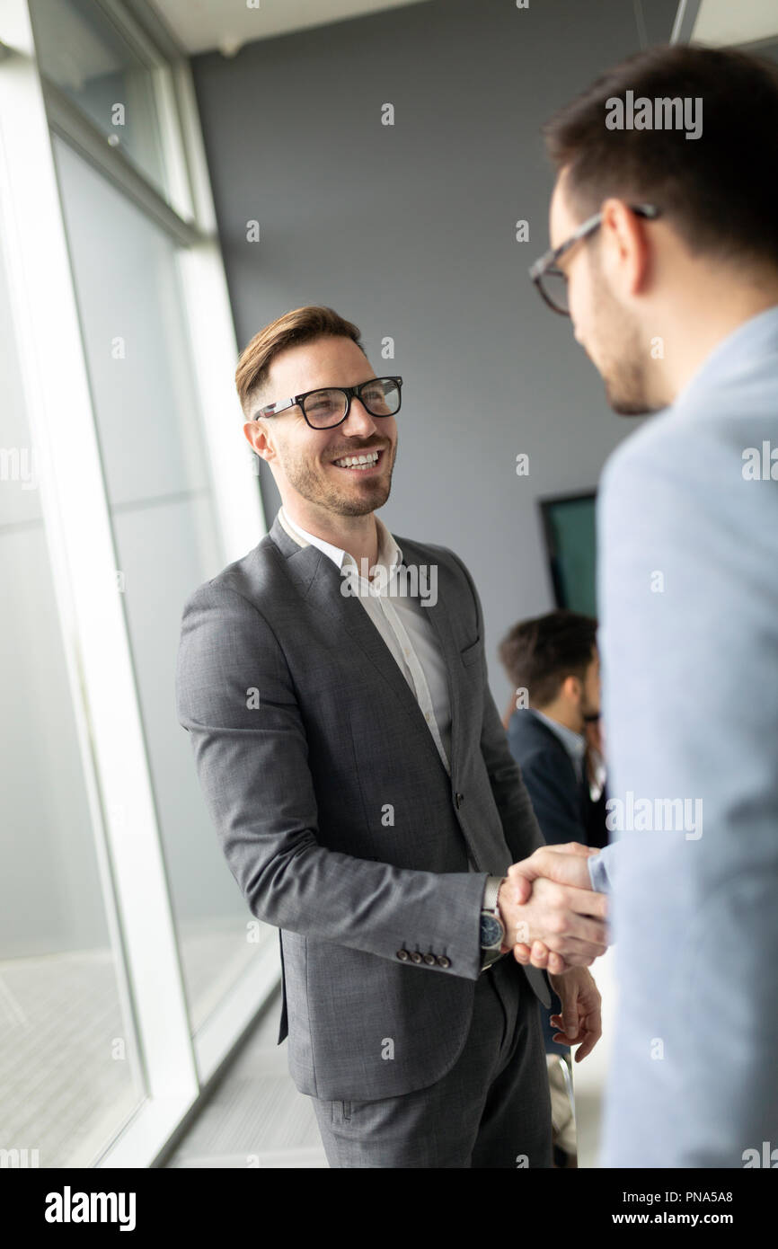 Due fiducioso uomo d affari si stringono la mano durante una riunione in ufficio Foto Stock