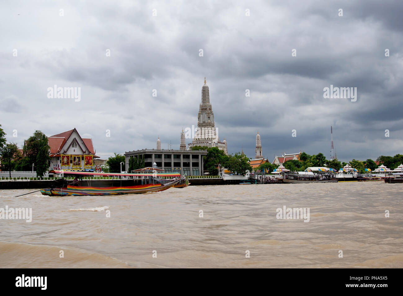 Colorato longtail boat al Wat Arun tempio sul fiume Chaopraya a Bangkok Foto Stock