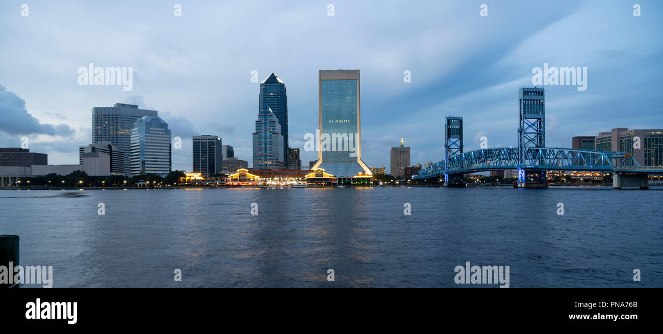 Il St Johns fiume scorre da edifici e architettura di Jacksonville in Florida Foto Stock