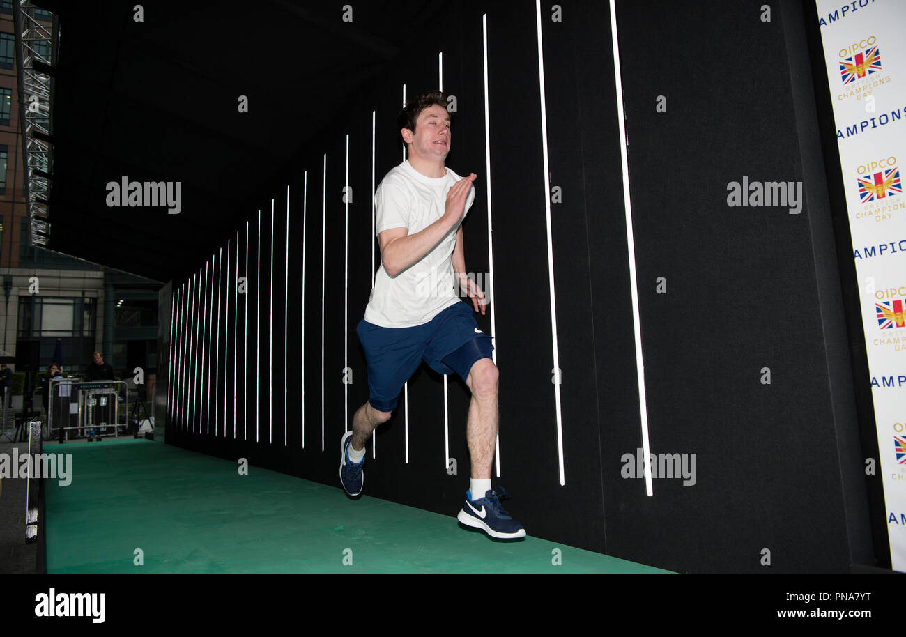 Oisin Murphy tenta di "gara un campione' oltre dieci metri di sprint in occasione del lancio del QIPCO British Champions giorno, a Exchange Square a Londra. Foto Stock