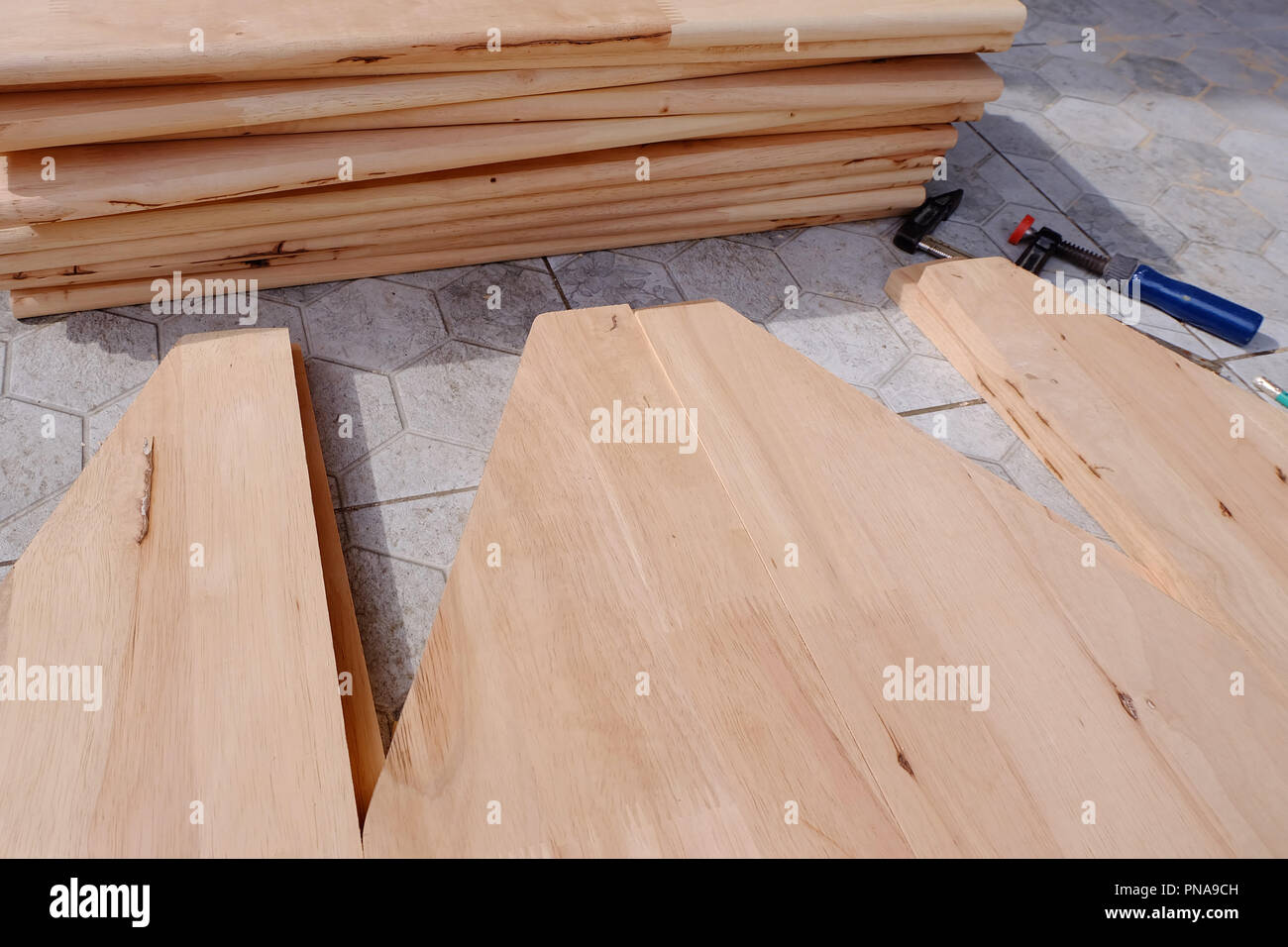 Attrezzature per la lavorazione del legno, lavorare su asse di legno in officina Foto Stock