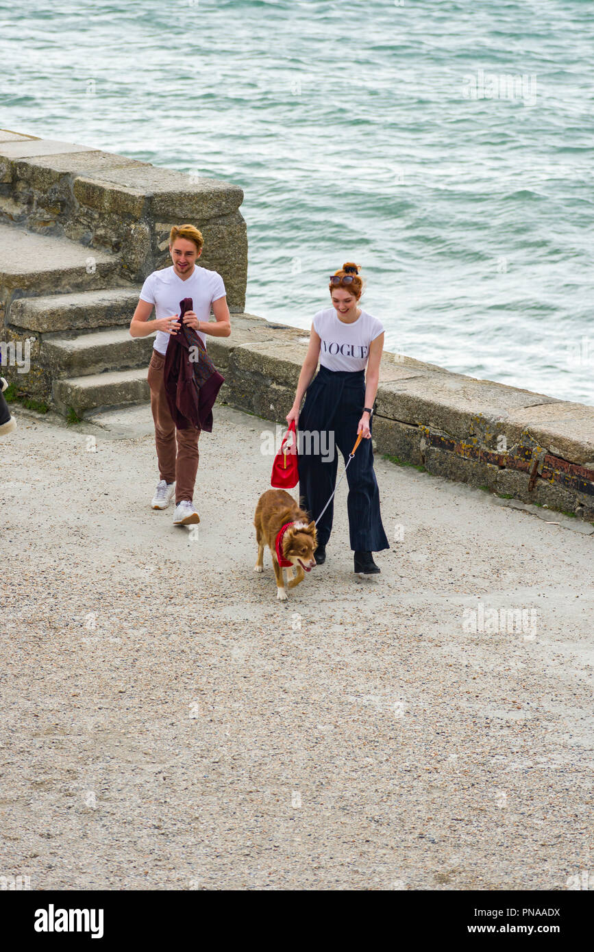 Editoriale: UK celebrità, Charlestown, Cornwall, Regno Unito 19/09/2018. Eleanor Tomlinson passeggiate cane e pone per selfies. Foto Stock