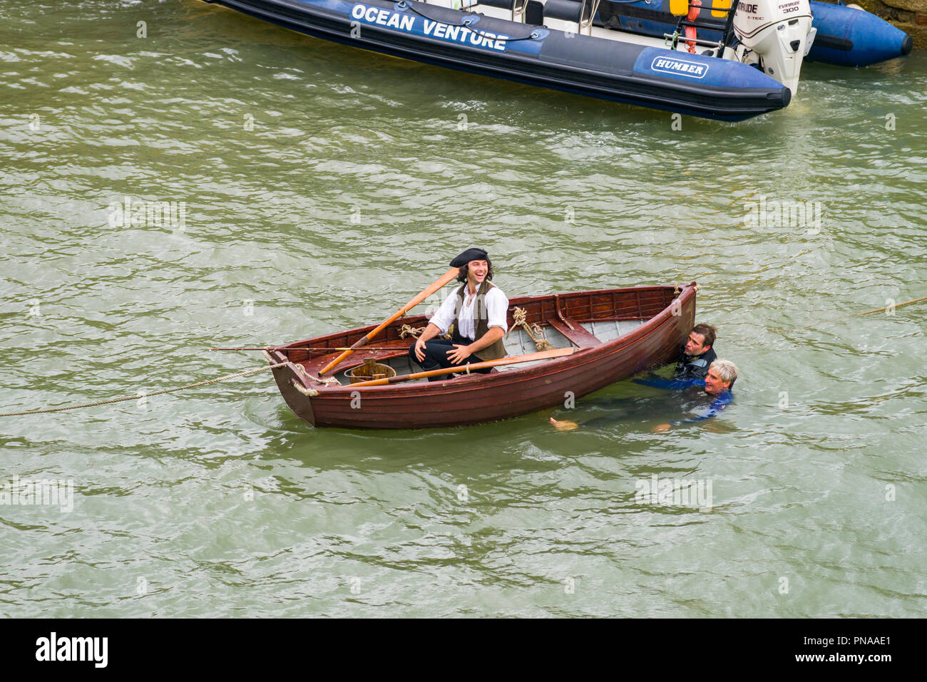 Editoriale: UK celebrità, Charlestown, Cornwall, Regno Unito 19/09/2018. Aiden Turner condivide una barzelletta durante le riprese sull'acqua in Charelstown. Foto Stock