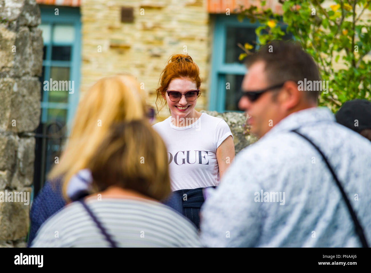 Editoriale: UK celebrità, Charlestown, Cornwall, Regno Unito 19/09/2018. Eleanor Tomlinson passeggiate cane e pone per selfies. Foto Stock