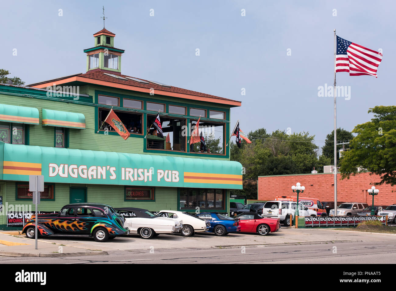 ROYAL OAK, MI/USA - Agosto 16, 2018: quattro muscolo automobili a popolari Duggan's Irish Pub, a Woodward crociera da sogno: 1966 Pontiac, 1970 Mustang, RX-7 Foto Stock