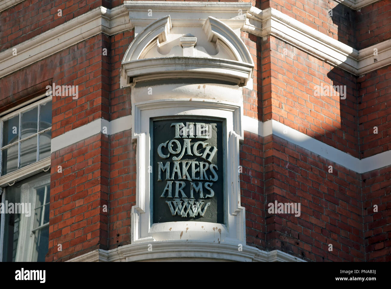 Esterno con segno di nicchia del coach makers bracci public house, Marylebone Londra, Inghilterra Foto Stock