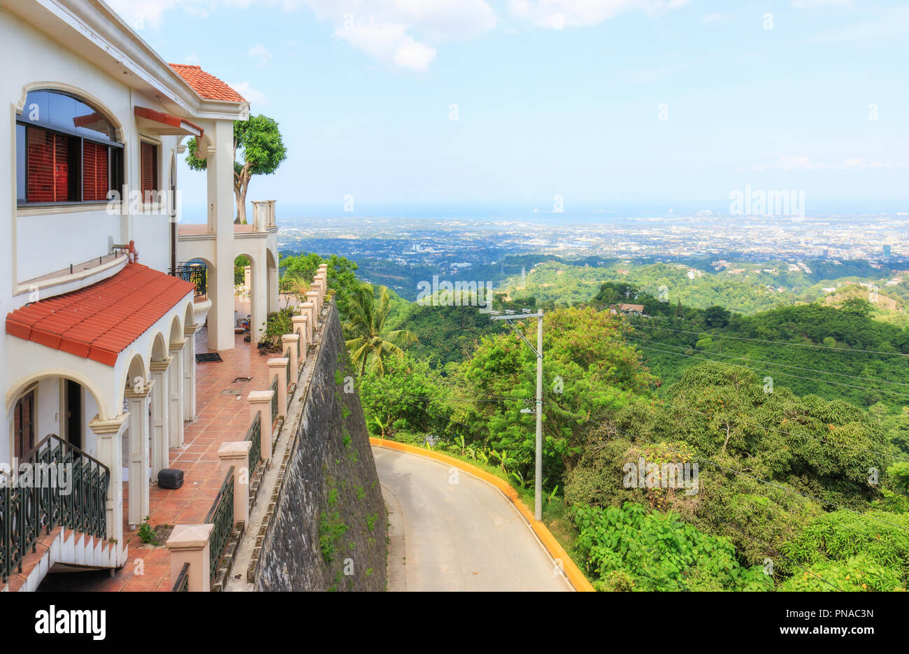 Bellissima vista di casa sulla montagna e Cebu nelle Filippine Foto Stock