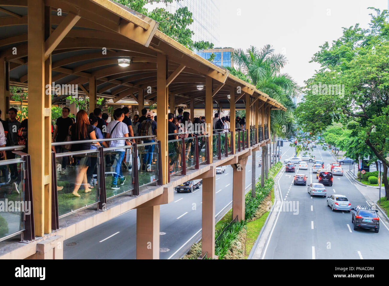 Makati, Filippine - 30 Luglio 2018: pendolari in Makati Central Business District Foto Stock