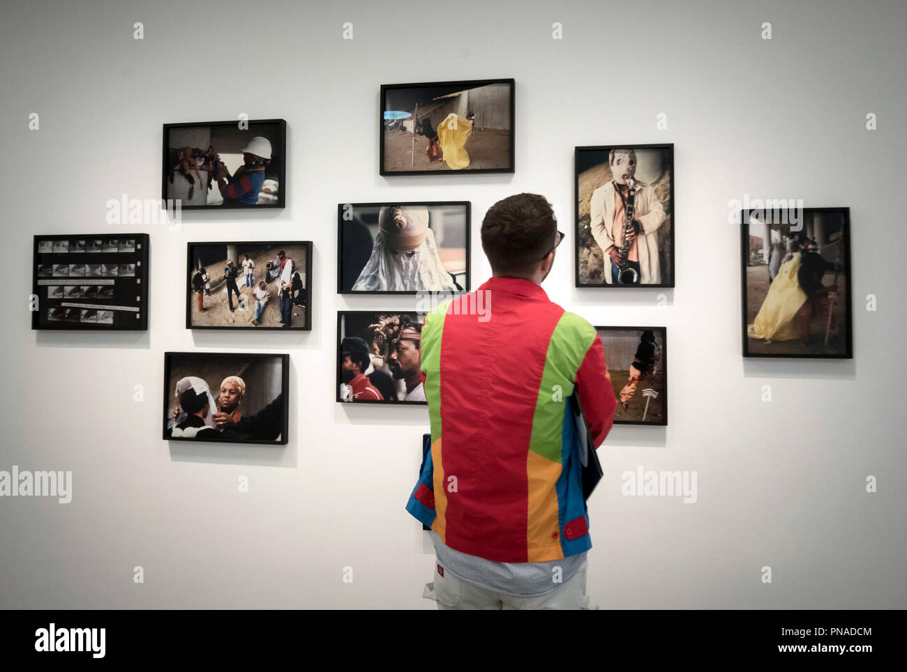 Un critico d'arte prende una fotografia di un lavoro intitolato cerimonia per una superstrada fet dallo scultore Senga Nengudi come lei apre la prima grande mostra personale al di fuori degli Stati Uniti presso la Henry Moore Institute di Leeds. Foto Stock