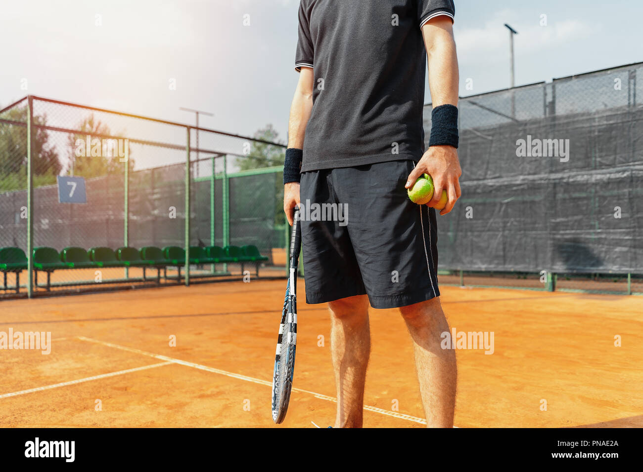 Close up di uomo con le palle da tennis e delle racchette durante ...