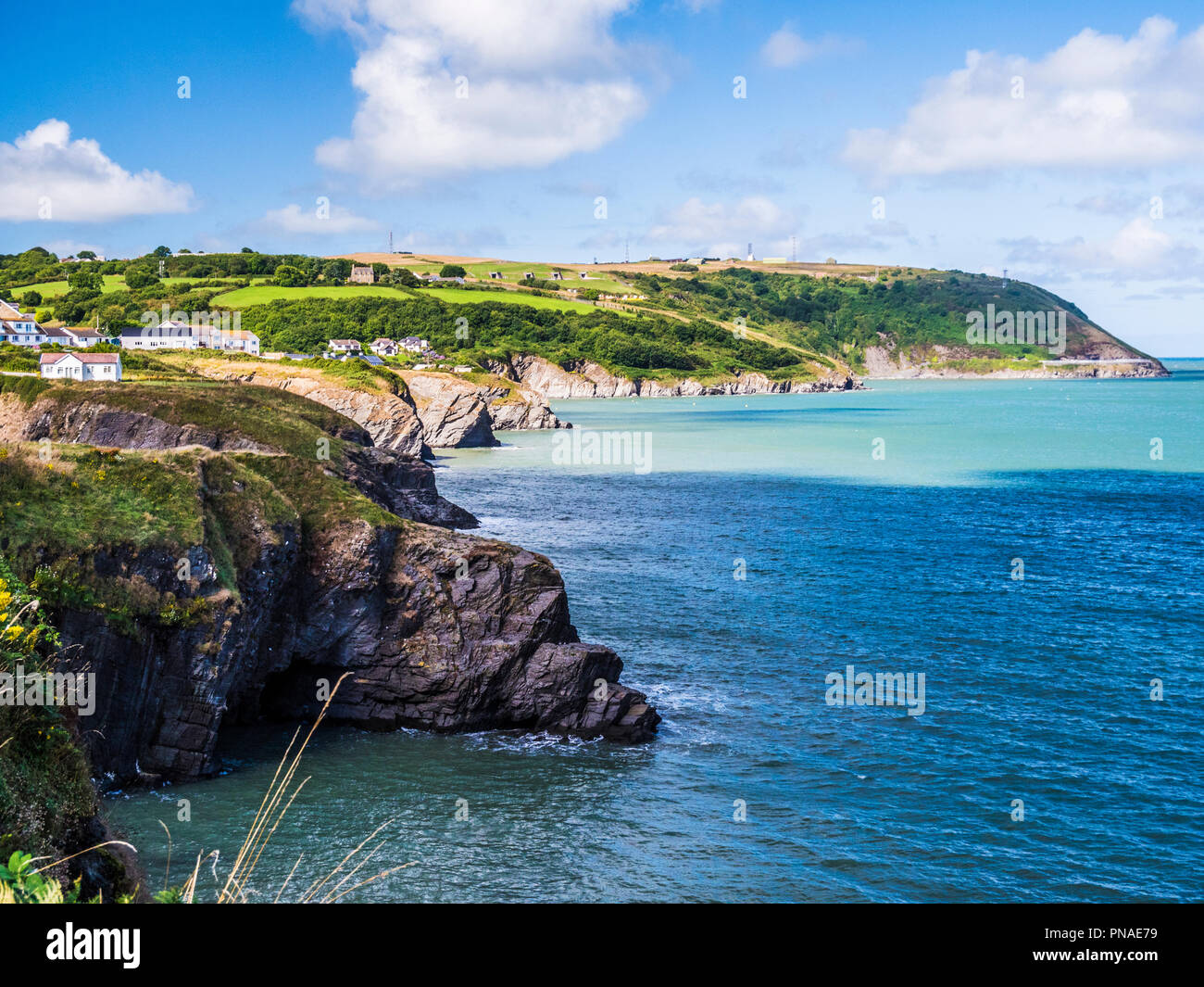 La vista dal sentiero costiero guardando verso Aberporth sulla costa gallese in Ceredigion. Foto Stock