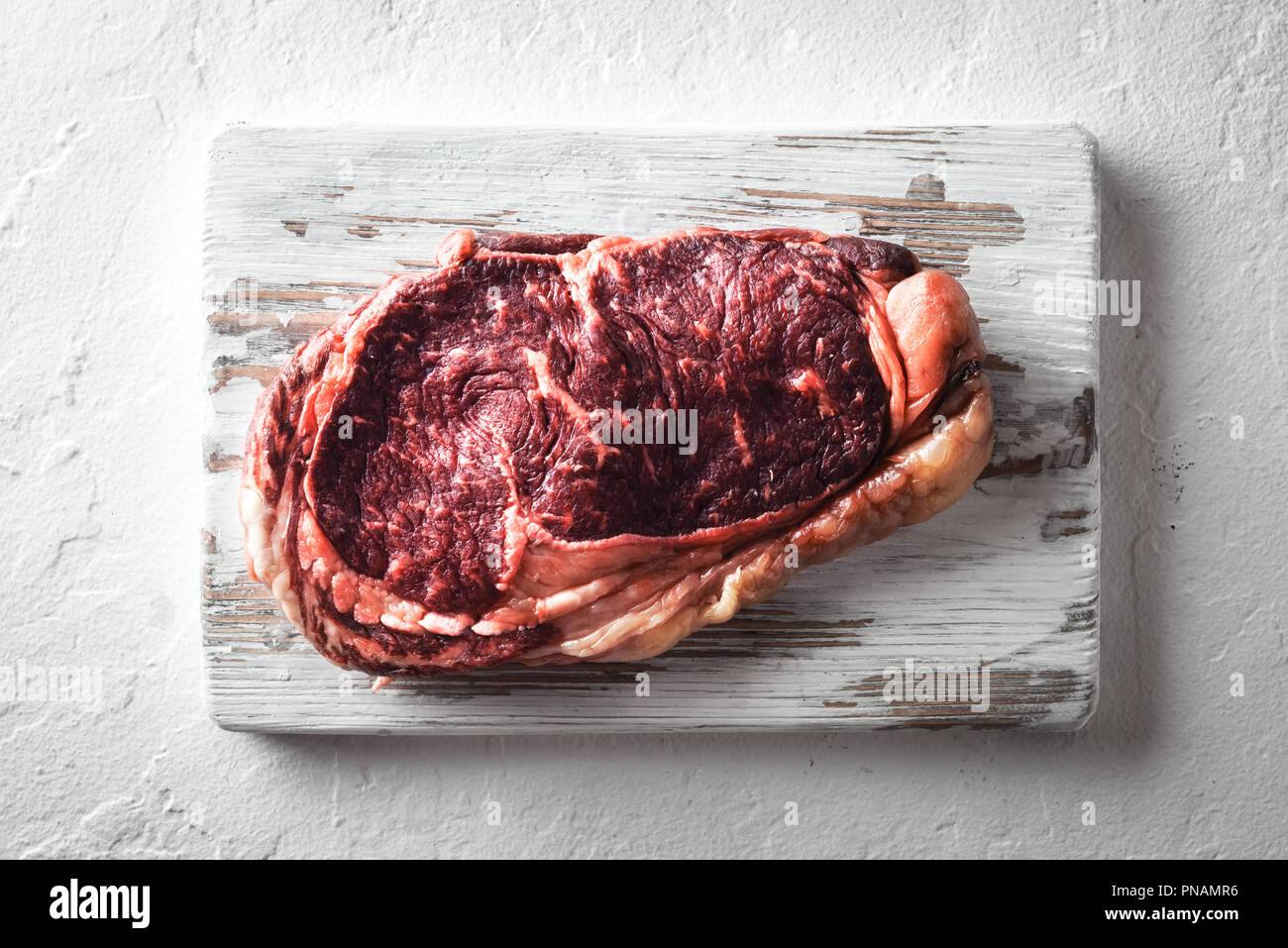 Marmorizzazione ribeye sulla piastra bianca Foto Stock