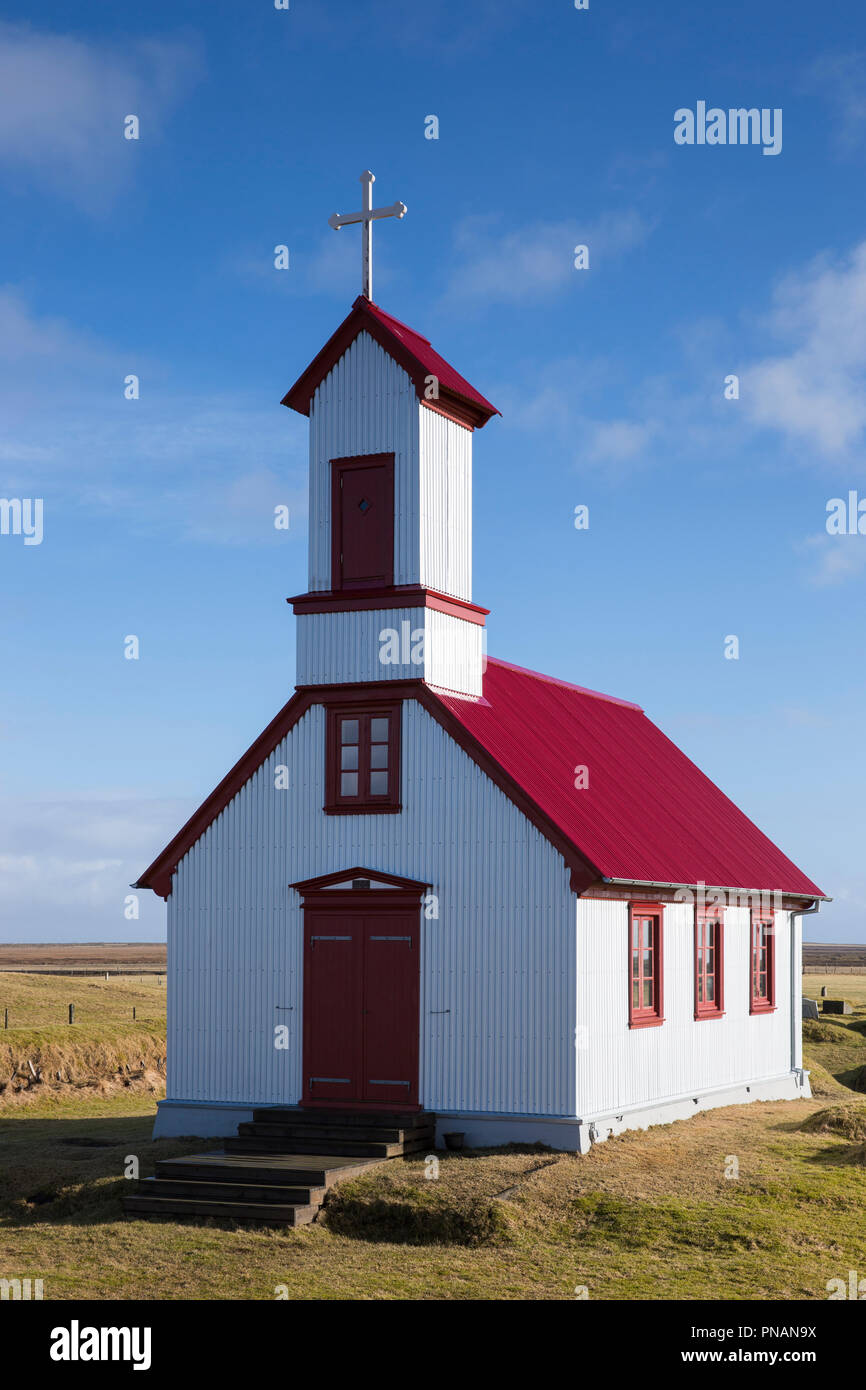 Xix secolo ferro corrugato chiesa con un tetto rosso Pykkvabaejarklauster a Alftaver, Myrdalssandur, Sud Islanda Foto Stock