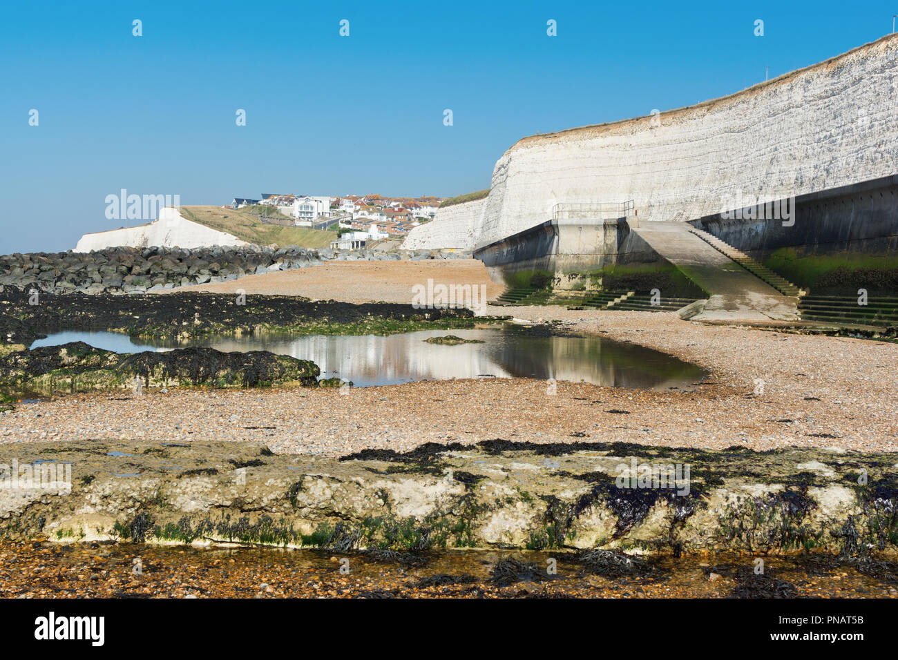 Undercliff coast a piedi in Saltdean, East Sussex, vista mare in bassa marea, il fuoco selettivo Foto Stock