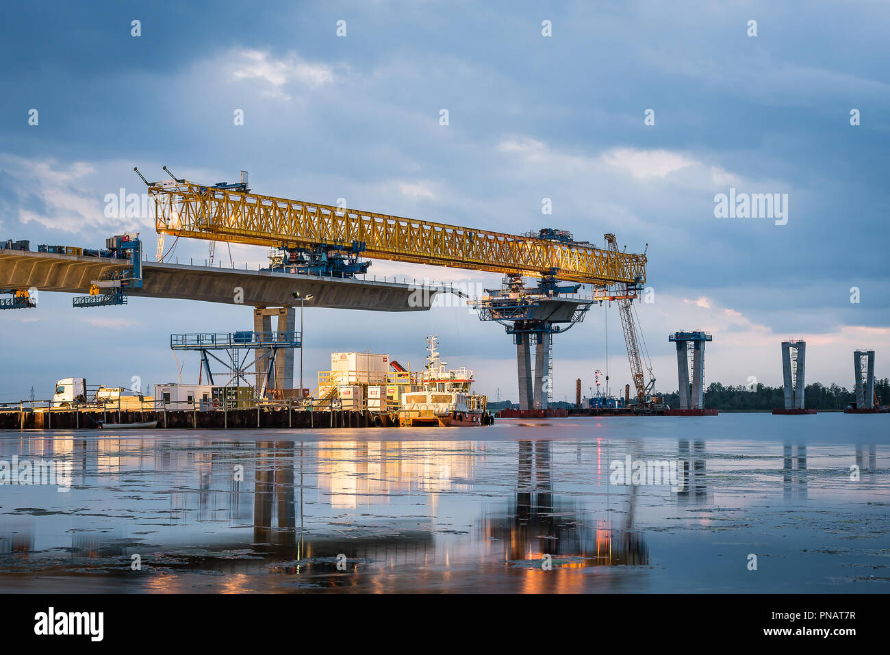 La Principessa Maria Bridge, un nuovo link in ingresso di Roskilde di notte con riflessi nell'acqua, Fredrikssund, Danimarca, 19 Settembre 2018 Foto Stock