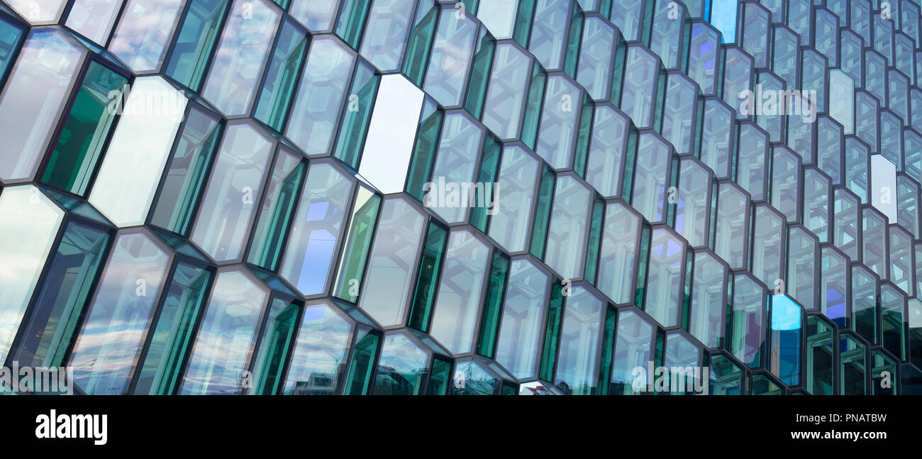 Architettura moderna vetri - esagonale in vetro colorato nella forma di blocchi di ghiaccio in corrispondenza di Harpa Concert Hall in città capitale di Reykjavik, Islanda Foto Stock