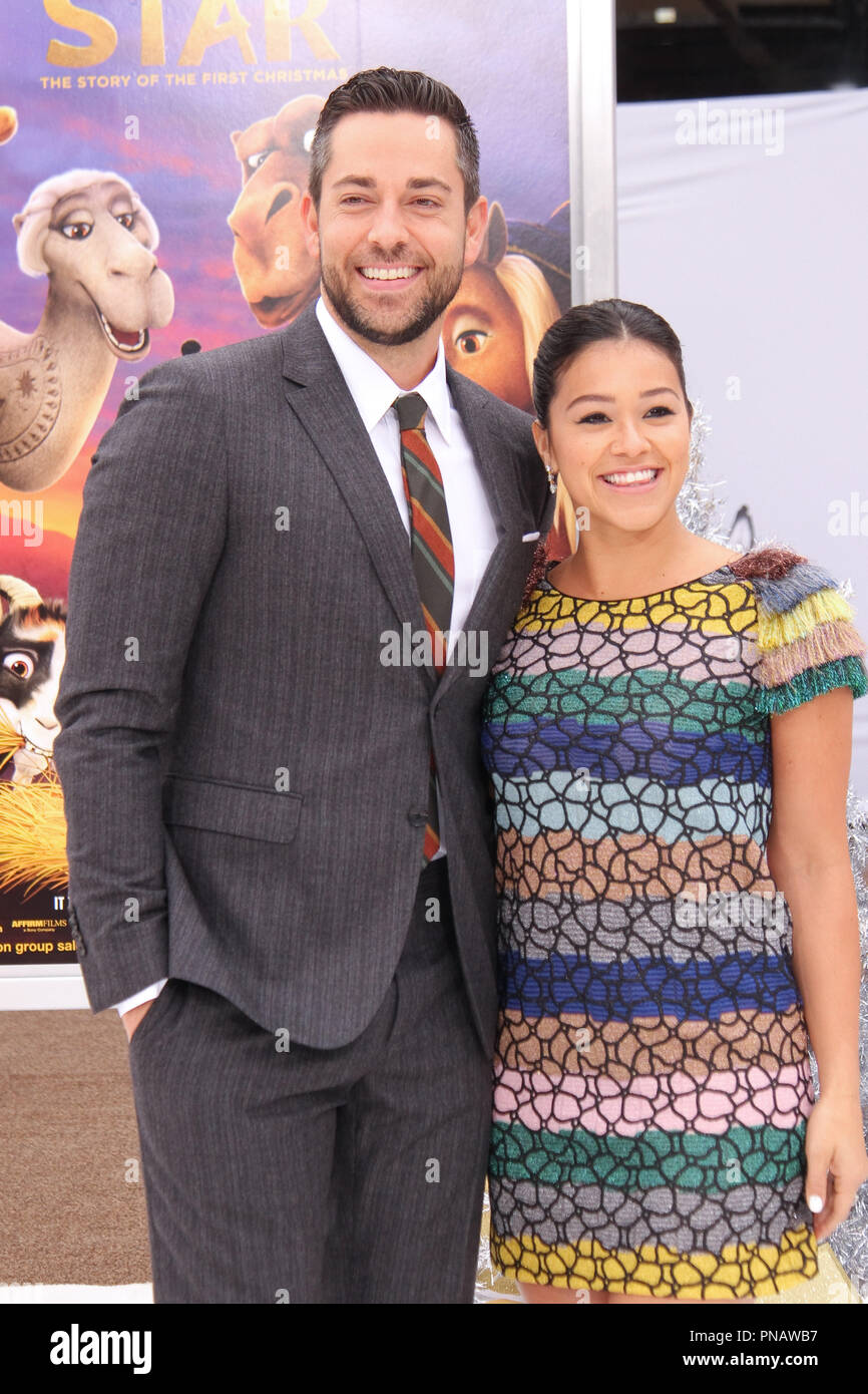 Zachary Levi, Gina Rodriguez alla premiere di Sony Pictures Animation è "La Stella" tenutasi presso il Regency Village Theatre di Westwood, CA, 12 novembre 2017. Foto di Giuseppe Martinez / PictureLux Foto Stock