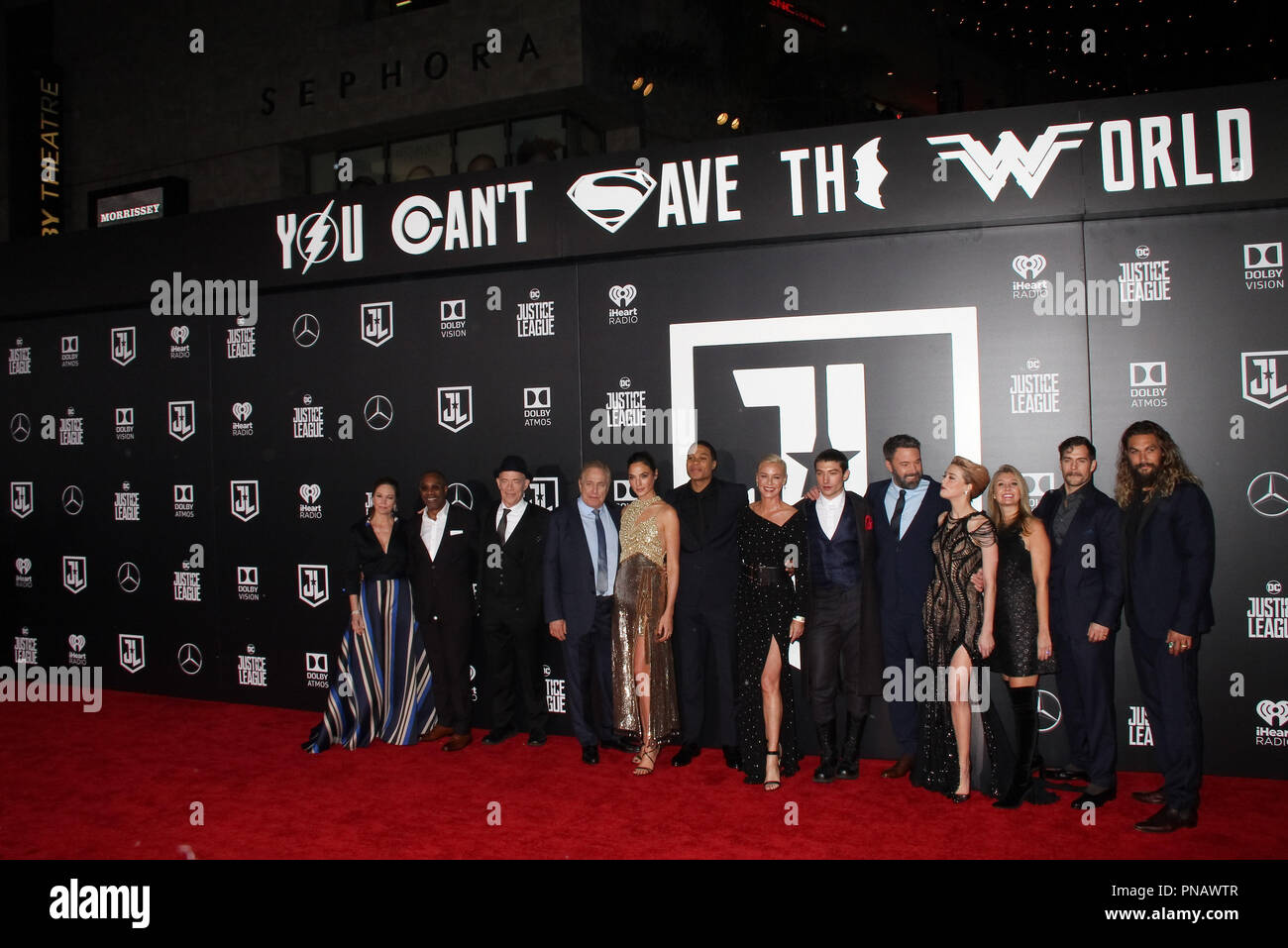 Diane Lane, Joe Morton, J.K. Simmons, Gal Gadot, Ray Fisher, Connie Nielsen, Ezra Miller, Jason Momoa, Ben Affleck, ambra sentita, Jason Mamoa, Henry Cavill 11/13/2017 La prima mondiale di "Justice League" tenutasi presso il Teatro Dolby in Hollywood, CA Foto di Izumi Hasegawa / HNW / PictureLux Foto Stock