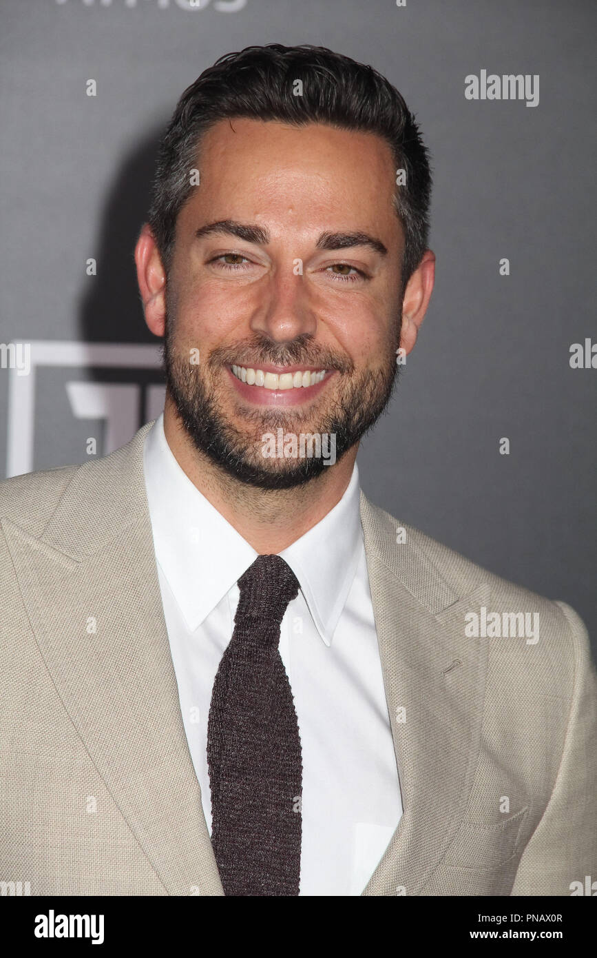 Zachary Levi 11/13/2017 La prima mondiale di "Justice League" tenutasi presso il Teatro Dolby in Hollywood, CA Foto di Izumi Hasegawa / HNW / PictureLux Foto Stock