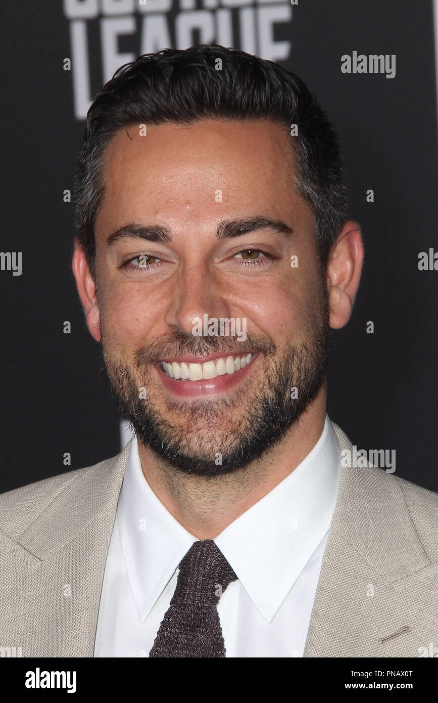 Zachary Levi 11/13/2017 La prima mondiale di "Justice League" tenutasi presso il Teatro Dolby in Hollywood, CA Foto di Izumi Hasegawa / HNW / PictureLux Foto Stock