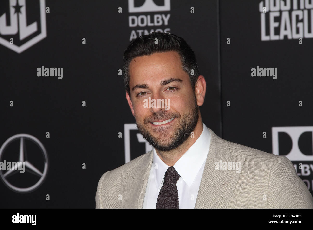 Zachary Levi 11/13/2017 La prima mondiale di "Justice League" tenutasi presso il Teatro Dolby in Hollywood, CA Foto di Izumi Hasegawa / HNW / PictureLux Foto Stock