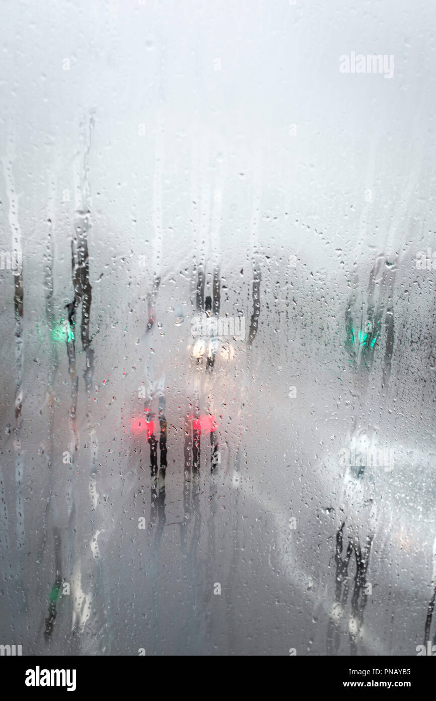 Londra, UK meteo- sul double decker bus-il traffico pesante attraverso la finestra steamy Foto Stock