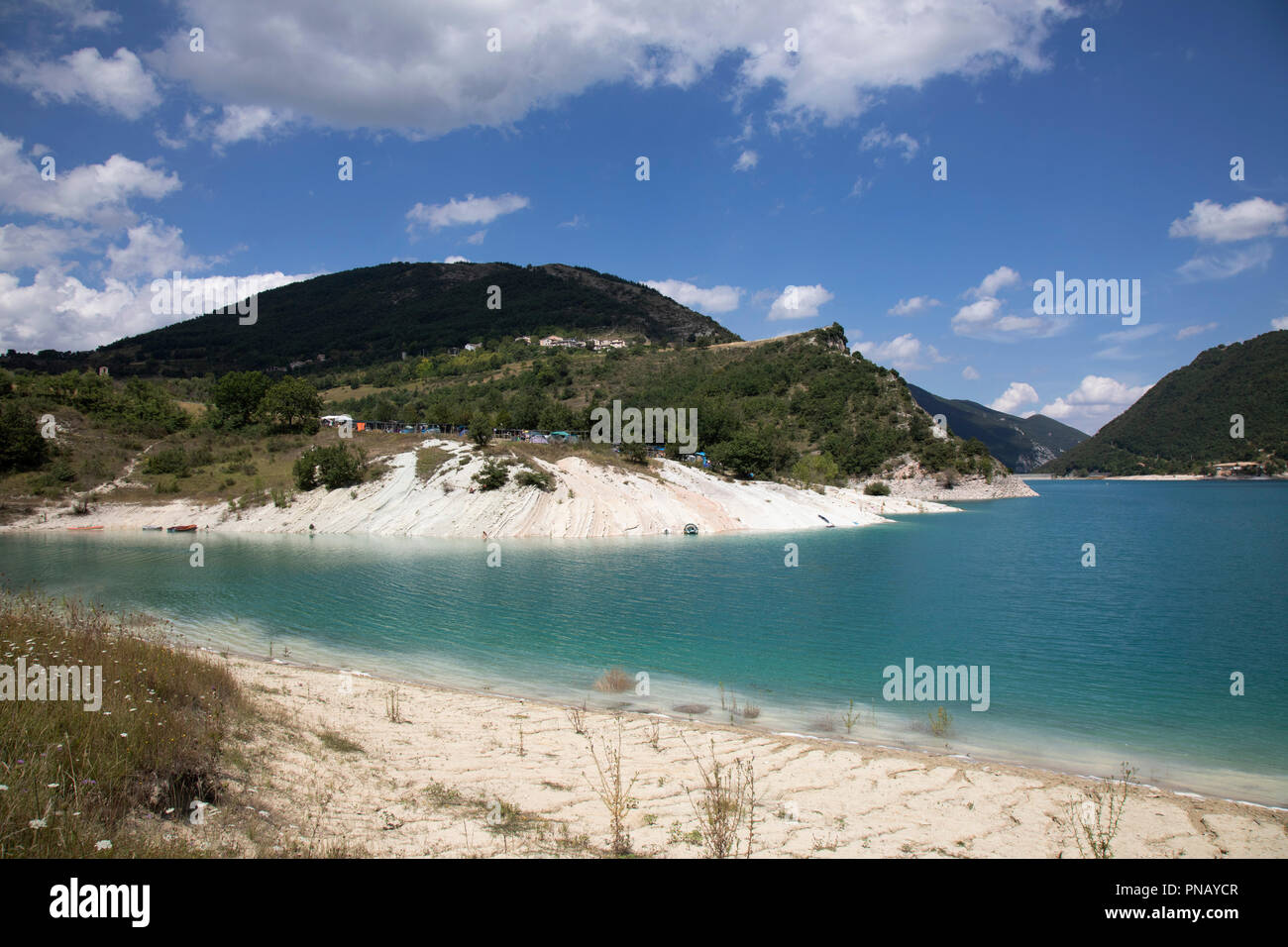 Il lago di Fiastra a San Lorenzo al Lago, Umbria, Italia. Il lago di Fiastra è un serbatoio in provincia di Macerata nella regione Marche, Italia. Essa è stata creata nel 1955. Il Fiastrone fluisce nel serbatoio da sud ed esce il serbatoio nella parte nord-est del lago. Il lago si trova nel Parco Nazionale dei Monti Sibillini. Foto Stock