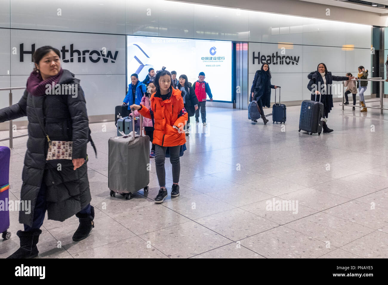 Regno Unito,Londra,l'aeroporto di Heathrow - i passeggeri in arrivo su therminal Foto Stock