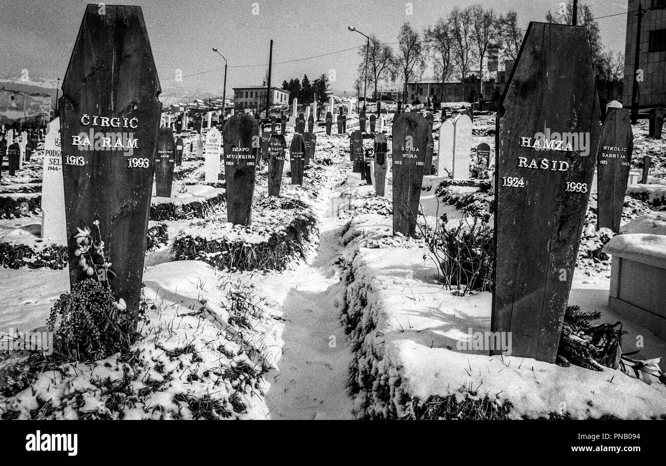 Coperta di neve cimitero, mostrando uccisioni di massa nel 1993, Sarajevo, 1998 Foto Stock
