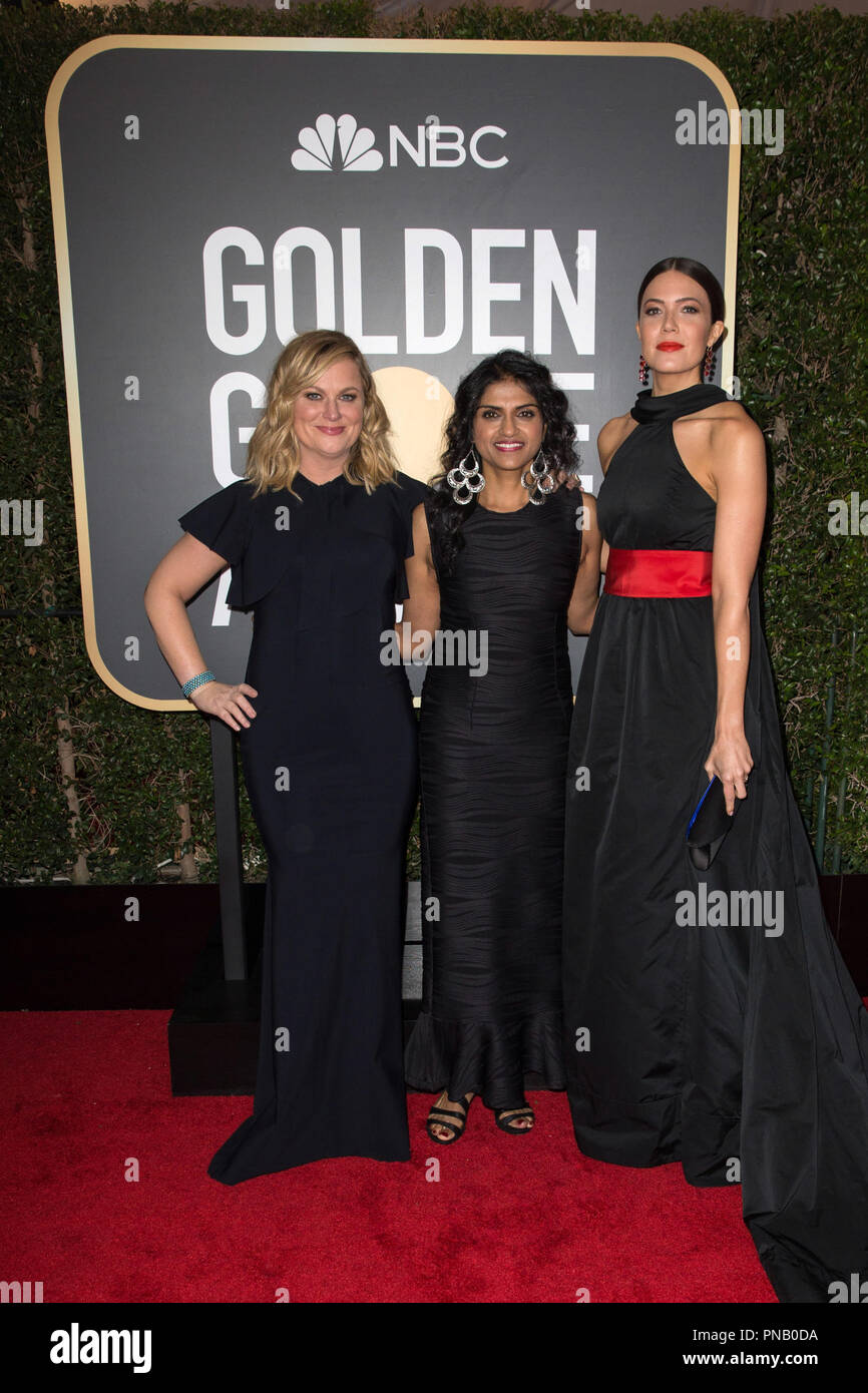 Il Amy Poehler, Saru Jayaraman e Mandy Moore arrivano al settantacinquesimo Annuale di Golden Globe Awards presso il Beverly Hilton di Beverly Hills, CA domenica 7 gennaio 2018. Foto Stock