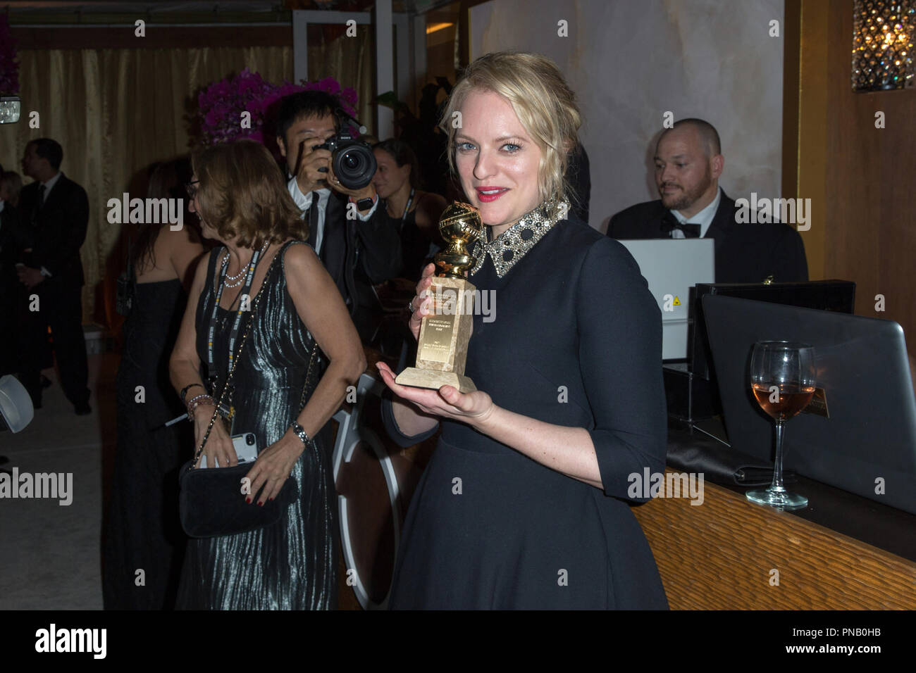 Dopo aver vinto la categoria delle migliori prestazioni da un'attrice IN UNA SERIE TELEVISIVA - dramma per il suo ruolo in "la serva del racconto,' attrice Elisabeth Moss pone dietro le quinte con il suo Golden Globe Award al settantacinquesimo Annuale di Golden Globe Awards presso il Beverly Hilton di Beverly Hills, CA domenica 7 gennaio 2018. Foto Stock