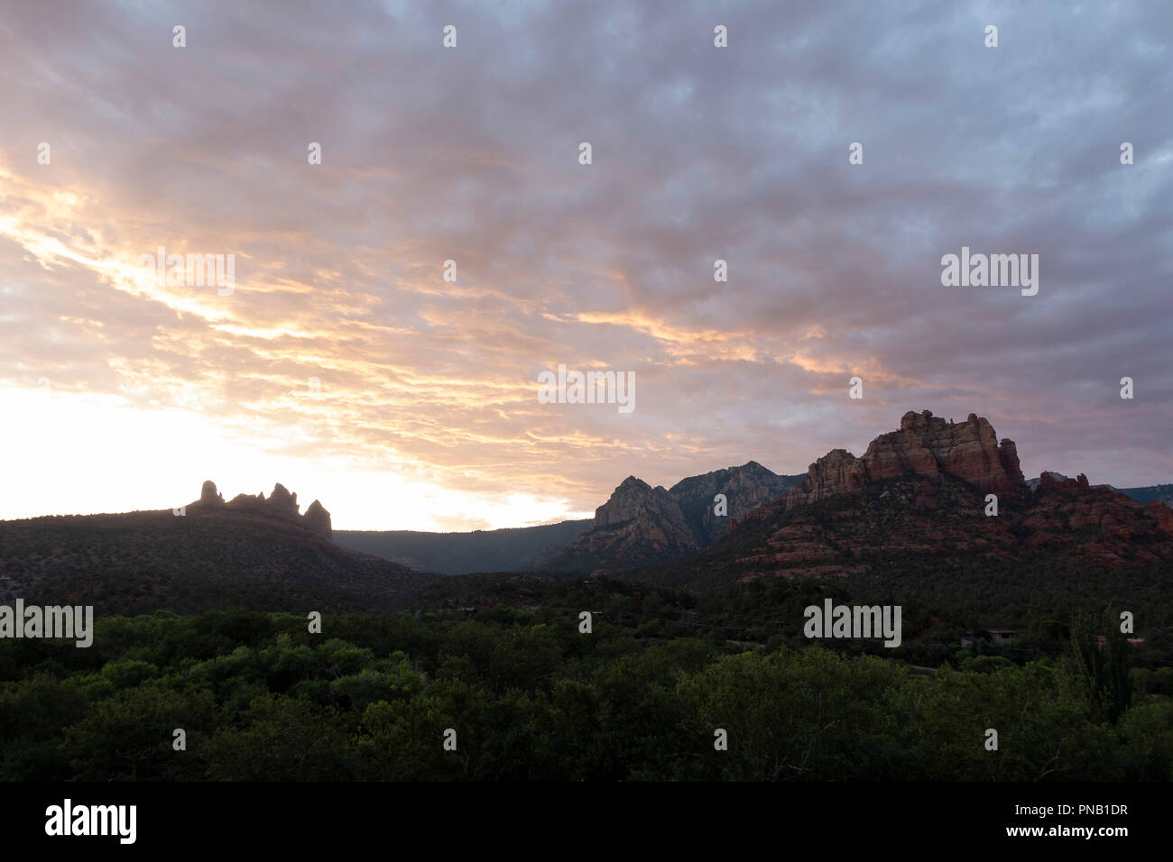 Sunrise oltre a Sedona in Arizona Foto Stock