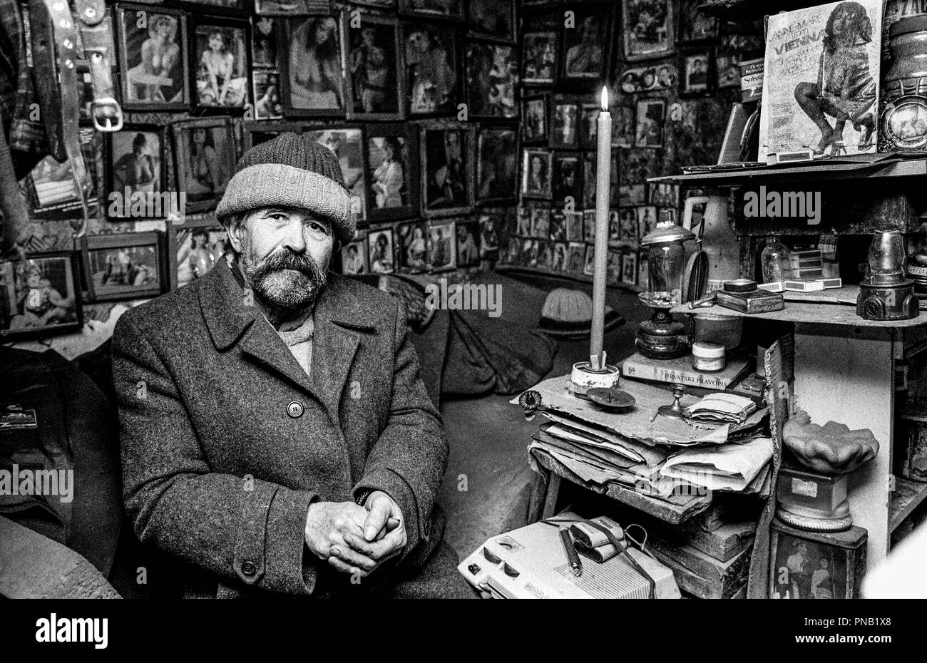 Croati cattolici di pregare al di fuori della sua bombardato fuori casa, Ostrovo, Croazia. Egli descrive il suo posto "come non è adatta per un cane a vivere nell' 1998 Foto Stock