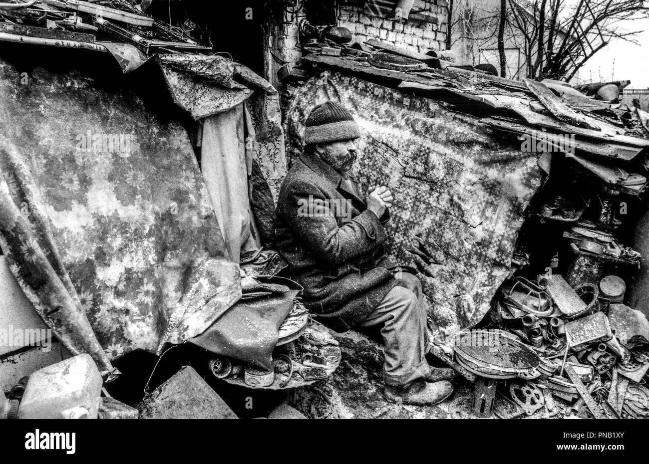 Croati cattolici di pregare al di fuori della sua bombardato fuori casa, Ostrovo, Croazia. Egli descrive il suo posto "come non è adatta per un cane a vivere nell' 1998 Foto Stock