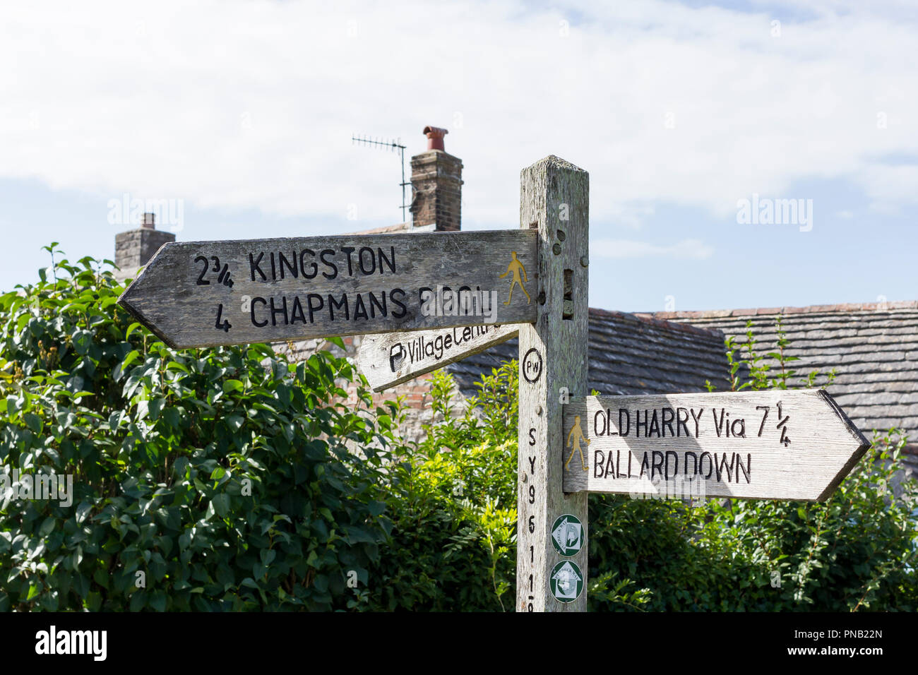 Cartello a Corfe Castle village per Kingson, Chapmans piscina, vecchio Harry, Ballard giù, Dorset, Regno Unito Foto Stock