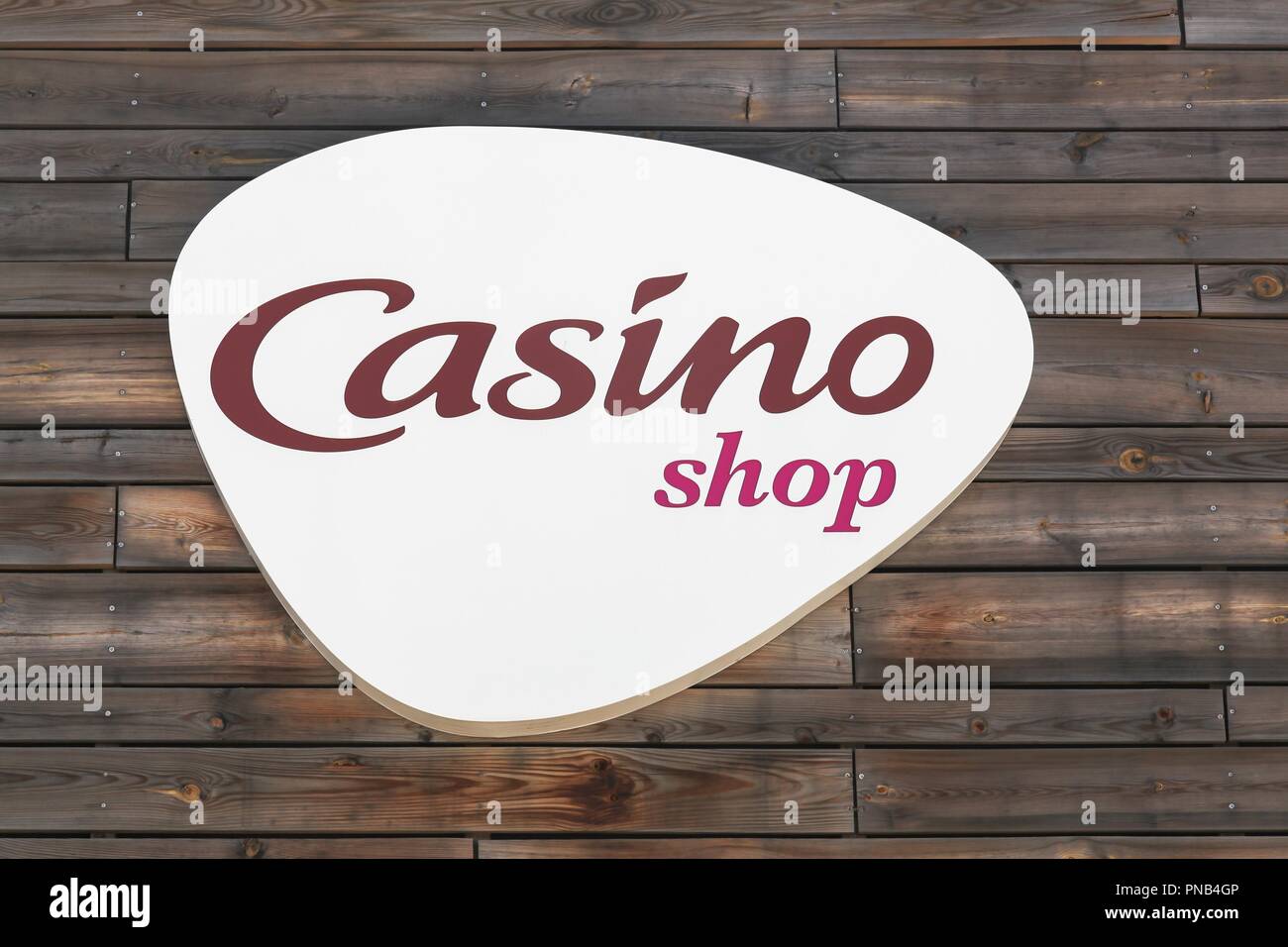 Marguerittes, Francia - luglio 1, 2018: Casinò shop logo su una parete. Casino shop è un francese di convenience store appartenente al gruppo di Casinò Foto Stock