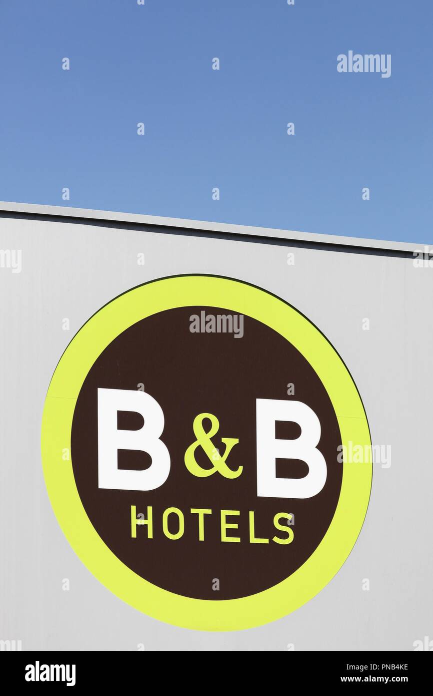 Nimes, Francia - luglio 1, 2018: B&B Hotel logo. B&B Hotels è una catena di  hotel avviato in Bretagna, Francia nel 1990 Foto stock - Alamy