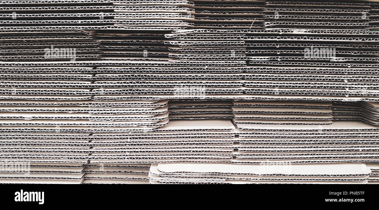 Carta cartone scatola di pacchi impilati di pelo. Settore marittimo e ambiente di prodotto per imballaggio per la consegna dopo la produzione. Il riutilizzo di materiale e Recycl Foto Stock
