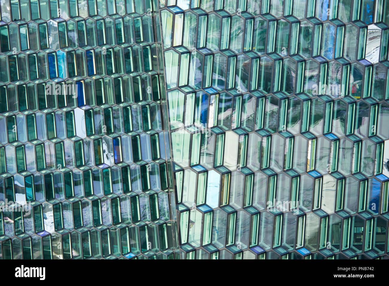 Architettura moderna vetri - esagonale in vetro colorato nella forma di blocchi di ghiaccio in corrispondenza di Harpa Concert Hall in città capitale di Reykjavik, Islanda Foto Stock