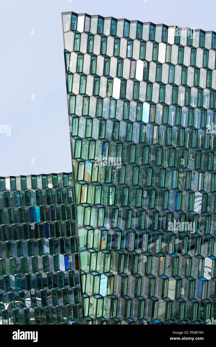 Architettura moderna vetri - esagonale in vetro colorato nella forma di blocchi di ghiaccio in corrispondenza di Harpa Concert Hall in città capitale di Reykjavik, Islanda Foto Stock