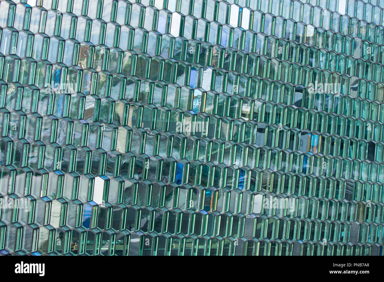 Architettura moderna vetri - esagonale in vetro colorato nella forma di blocchi di ghiaccio in corrispondenza di Harpa Concert Hall in città capitale di Reykjavik, Islanda Foto Stock