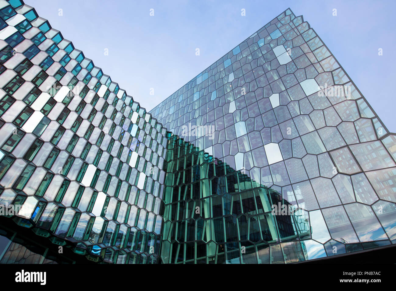 Architettura moderna vetri - esagonale in vetro colorato nella forma di blocchi di ghiaccio in corrispondenza di Harpa Concert Hall in città capitale di Reykjavik, Islanda Foto Stock