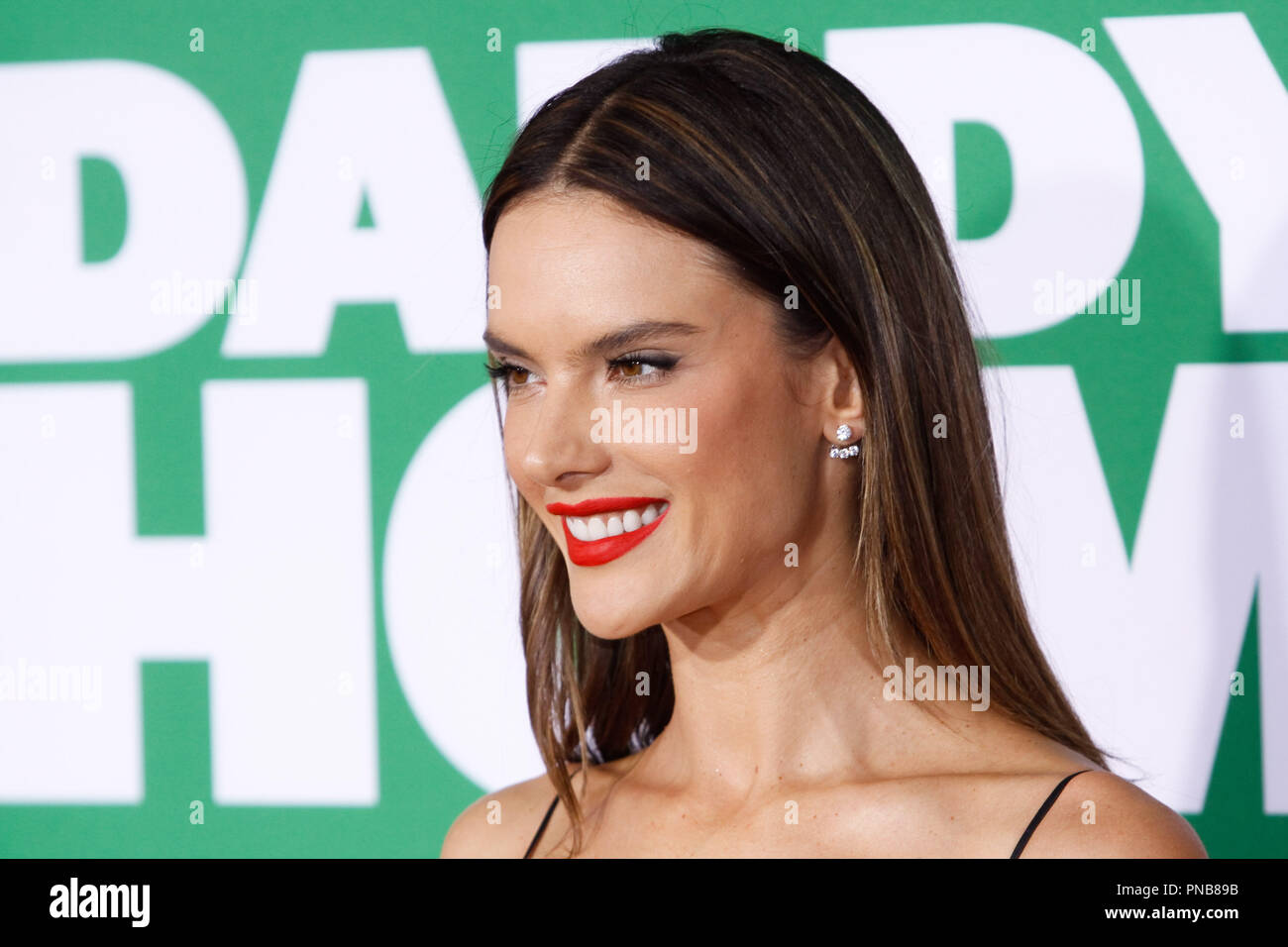 Alessandra Ambrosio alla premiere di Paramount Pictures' 'Daddy's Home 2" tenutasi presso il Regency Village Theatre di Westwood, CA, 5 novembre 2017. Foto di Giuseppe Martinez / PictureLux Foto Stock