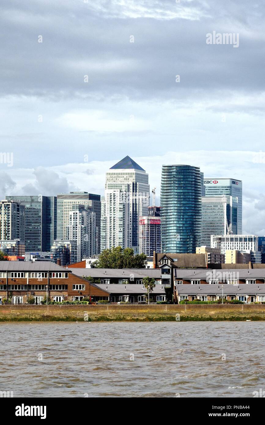 La costruzione di nuovi sviluppi a Canary Wharf visto dal Tamigi est Londra Inghilterra REGNO UNITO Foto Stock