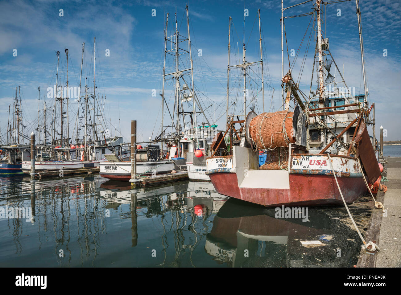 Barche da pesca in Makah Marina, Porto di Neah Bay, Makah Indian Reservation, Penisola Olimpica, nello stato di Washington, USA Foto Stock